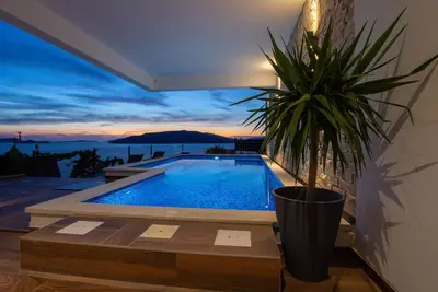 Image de Belle maison à Okrug Donji avec sauna