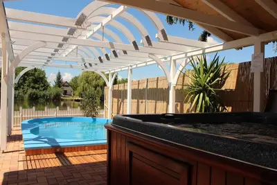 Image de Maison de vacances directement au bord de la rivière avec piscine et jacuzzi