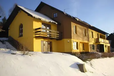 Image de Appartement de vacances avec piscine extérieure et aire de jeux pour enfants
