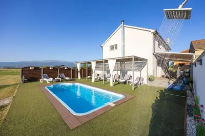 Image de Magnifique maison à Trilj avec jacuzzi