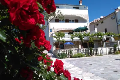 Image de Appartement de vacances avec télévision équipée du câble et vue sur la mer