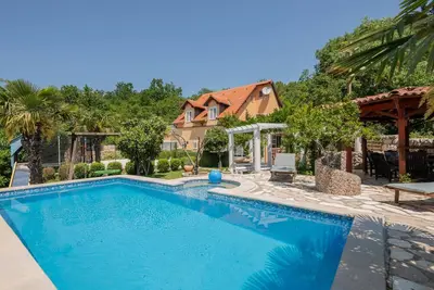 Image de Belle maison à Zmijavci avec jacuzzi