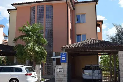 Image de Appartement de vacances avec mobilier de jardin et barbecue