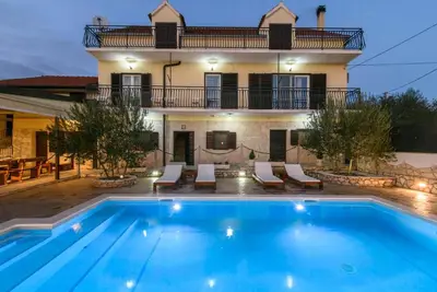 Image de Superbe maison à l'Unesic avec WiFi