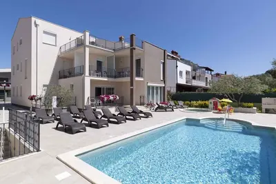 Image de Appartement de vacances avec air conditionné, avec piscine extérieure, avec barbecue, avec coffre-fort