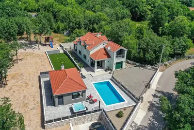 Image de Superbe maison à Zagvozd avec jacuzzi