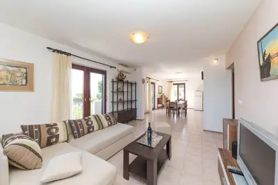 Image de Belle maison de 5 chambres à Okrug.