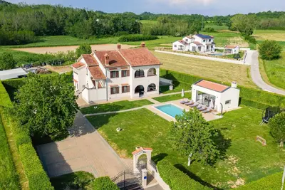 Image de Belle maison de 5 chambres à Karojba