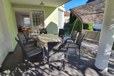 Image de Maison de vacances avec douche de jardin et balancoir pour les enfants