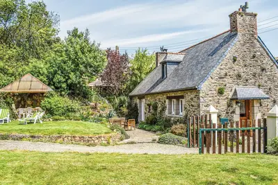 Belle maison de 2 chambres à Plouguiel
