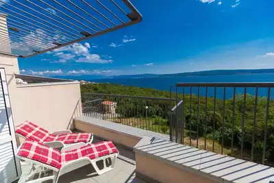 Image de Appartement de vacances avec terrasse et vue sur mer dans un endroit calme, idéal pour enfants