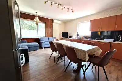 Image de Appartement de vacances avec climatisation, terrasse et un grand jardin