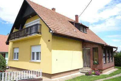 Image de Appartement de vacances avec chambres confortables, Internet et barbecue.