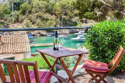 Image de Harbour View 2 Holiday Apartment by the Sea in a Lively Fishing Village in Cala Figuera
