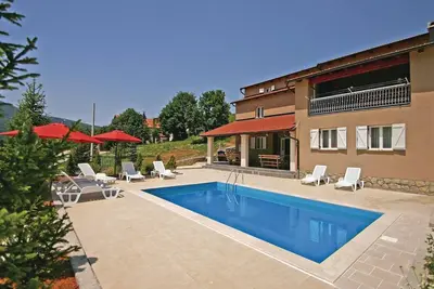 Image de Superbe maison de 6 chambres à Crni Kal