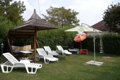 Image de Maison de vacances avec piscine extérieure et jardin