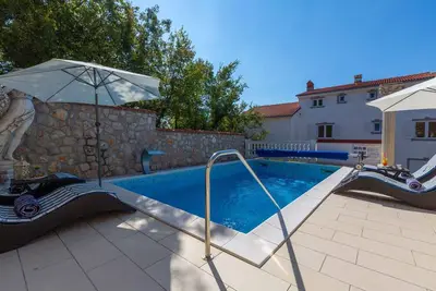 Image de Appartement de vacances avec une piscine extérieure et vue sur la mer