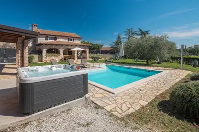Maison confortable à Porec avec jacuzzi