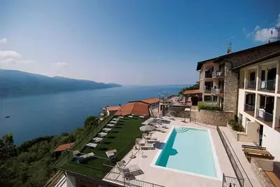 Image de Appartement de vacances dans la Résidence Ruculi avec vue sur le lac