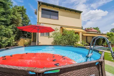 Image de Maison de vacances avec piscine et jardin bien entretenu