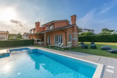 Image de Villa avec climatisation, jardin et piscine