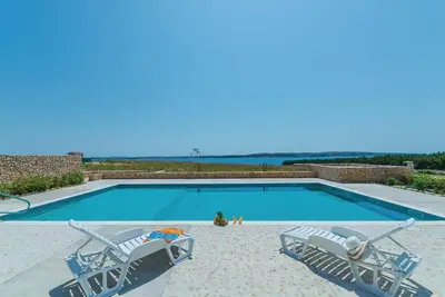 Image de Bel appartement à Povljana avec WiFi