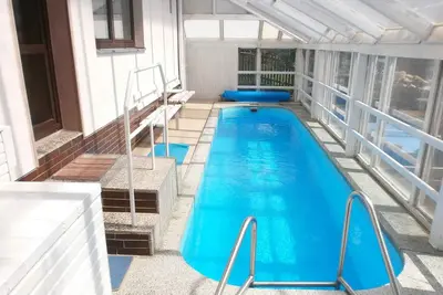 Image de Maison de vacances avec piscine, trampoline, mini golf et court de tennis