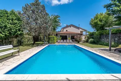 Image de Belle maison à Cerovlje avec cuisine