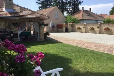 Image de Maison de vacances avec machine à laver et four à l'extérieur