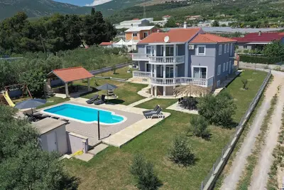Image de Belle maison de 8 chambres à Kastel.