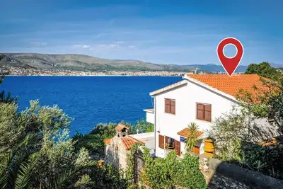 Image de Belle maison de 5 chambres à Okrug.