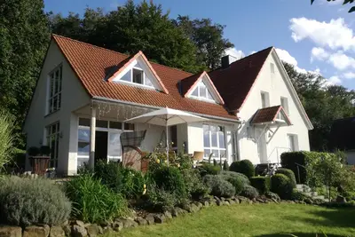 Image de idyllique endroit ensoleillé Condo / Appartement, près de la forêt, hypermétropie