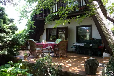 Image de Maison de vacances Ambiance rétro, terrasse avec arbres centenaires