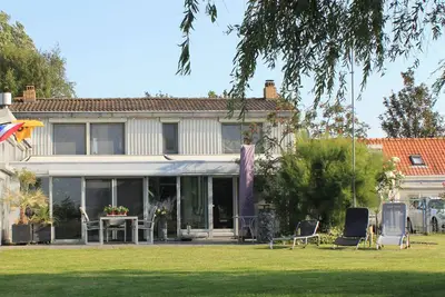 Image de La maison confortable avec jardin d'hiver est à 200 m de la mer