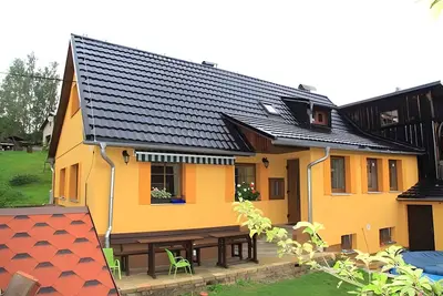 Image de Maison de vacances avec cheminée et jardin