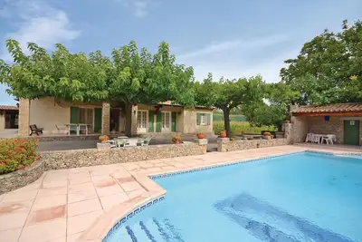 Image de Magnifique maison Ă Lagnes avec WiFi