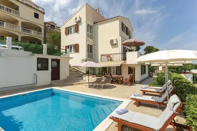 Image de Belle maison à Okrug Donji avec WiFi