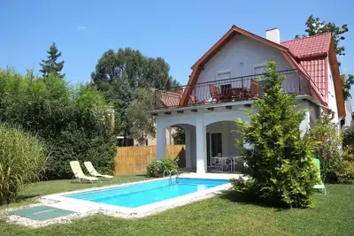 Image de Maison de vacances avec jardin et piscine, seulement à 100 m de la plage