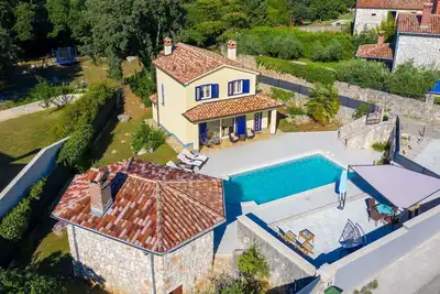 Image de Maison de vacances avec piscine extérieure et barbecue
