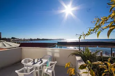 Image de Appartement de vacances directement au bord de la mer, aménagé de façon moderne