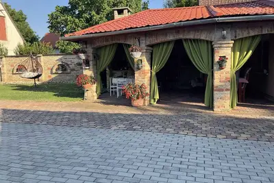 Image de Maison de vacances avec machine à laver et four à l'extérieur