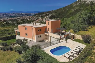 Image de Belle maison Ă Solin avec sauna