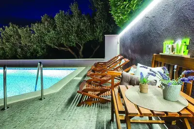 Image de Superbe maison à Omis avec sauna