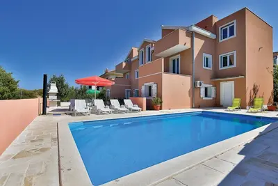 Image de Belle maison de 6 chambres à Okrug.