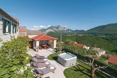 Image de Superbe maison à Podgrade avec cuisine