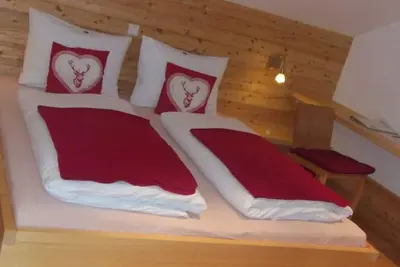 Image de Bio living Chambre Waldblick avec cuisine - Bio Bauernhof Mondsee Familie Schafleitner-Kroiß (3 fleurs)