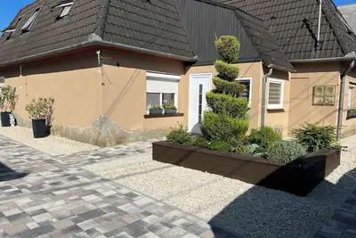 Image de Appartement de vacances avec jardin, barbecue et une aire de jeux pour les enfants dans un endroit calme