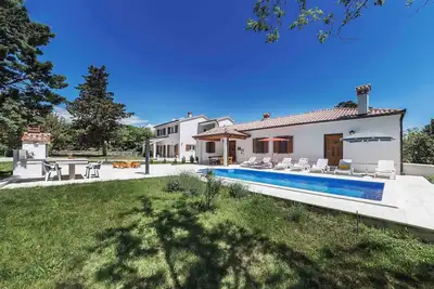 Image de Villa avec piscine sur grande propriété