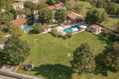 Image de Superbe maison à Tinjan avec jacuzzi