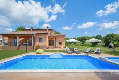 Image de Belle maison à Tinjan avec cuisine